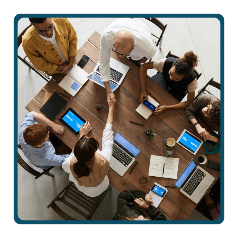 Photo montrant des collaborateurs et collaboratrices en réunion, autour d'une table. Illustration du travail d'équipe chez Éléas, expert en santé mentale au travail