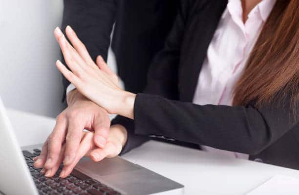 Photo montrant un cas de harcèlement au travail, un homme vis à vis d'une femme, exemple qui peut déclencher une enquête interne